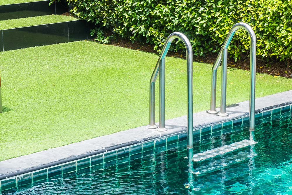 instalar-cesped-artificial-de-piscina