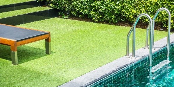 Cómo hacer la instalación de césped artificial en piscina